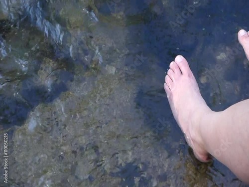 Mit den Füßen im Wasser planschen