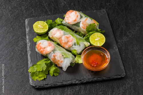 Fotografie ベトナム風生春巻き　 Salad spring roll of Asian wind prawns