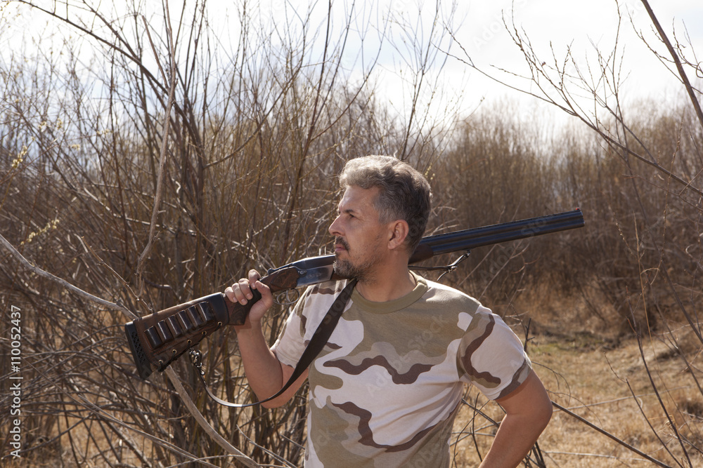 Fototapeta premium Hunter to hunt with hunting rifle