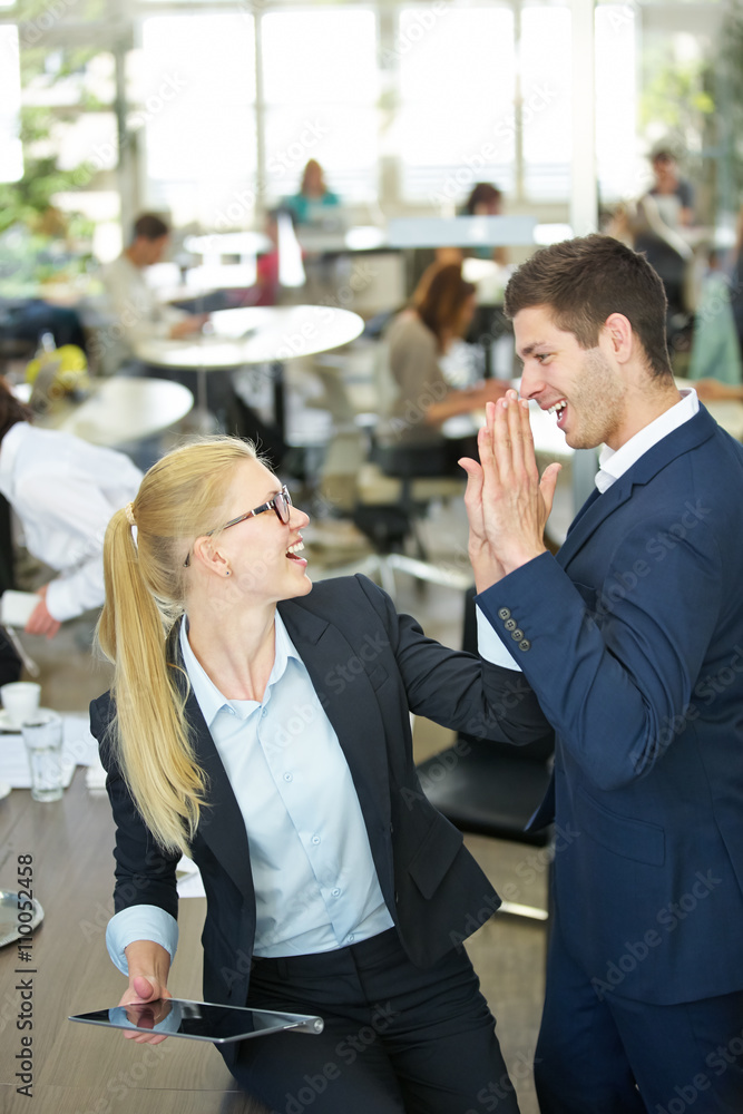 Business Duo gibt sich High Five im Büro Stock Photo | Adobe Stock