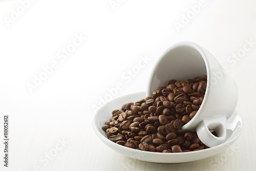 コーヒー豆とカップ