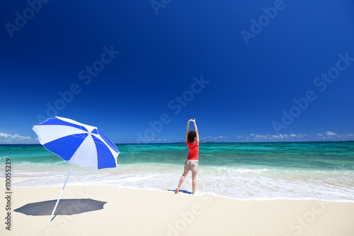 Fototapeta Naklejka Na Ścianę i Meble -  水納島のビーチで遊ぶ笑顔の女性
