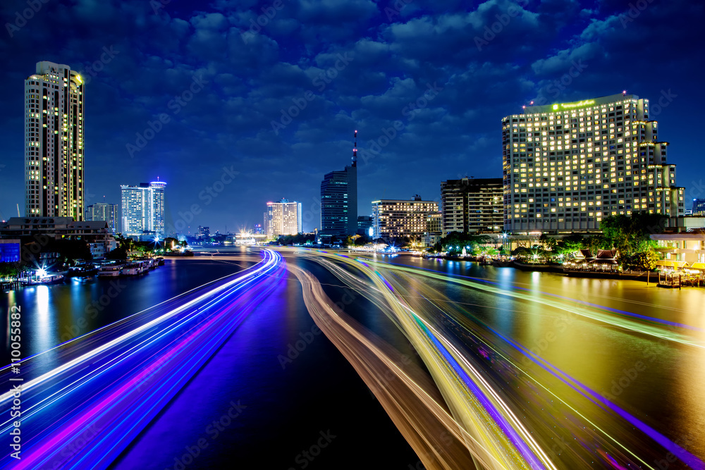Obraz premium Light effects over time after sunset on Chao Phraya river in Bangkok City, Thailand.