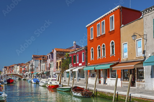 Obraz na płótnie Murano island canal, colorful houses and boats, Venice, Italy.