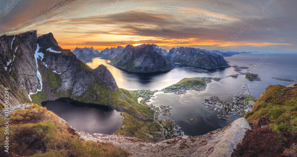 Coucher de soleil en Norvège dans les îles Lofoten Soleil de minuit Reinebringen Reine