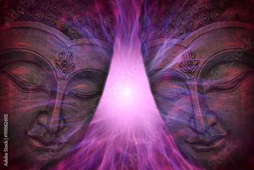 Caras de Buda con rayos de energía