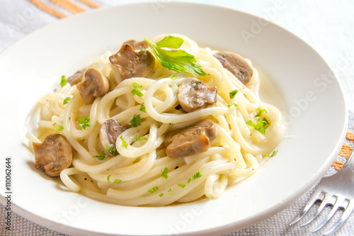 Spaghetti pasta with mushrooms