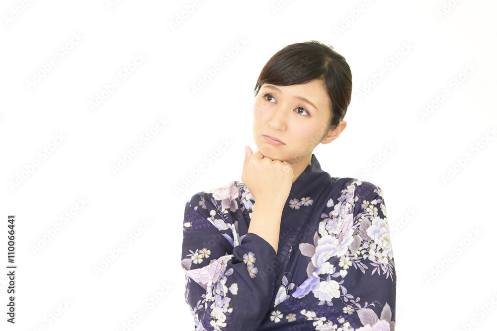 不満そうな表情の女性