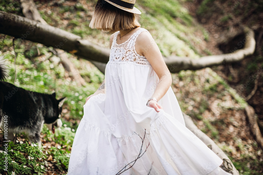 Fototapeta premium gorgeous lady have a good time in nature