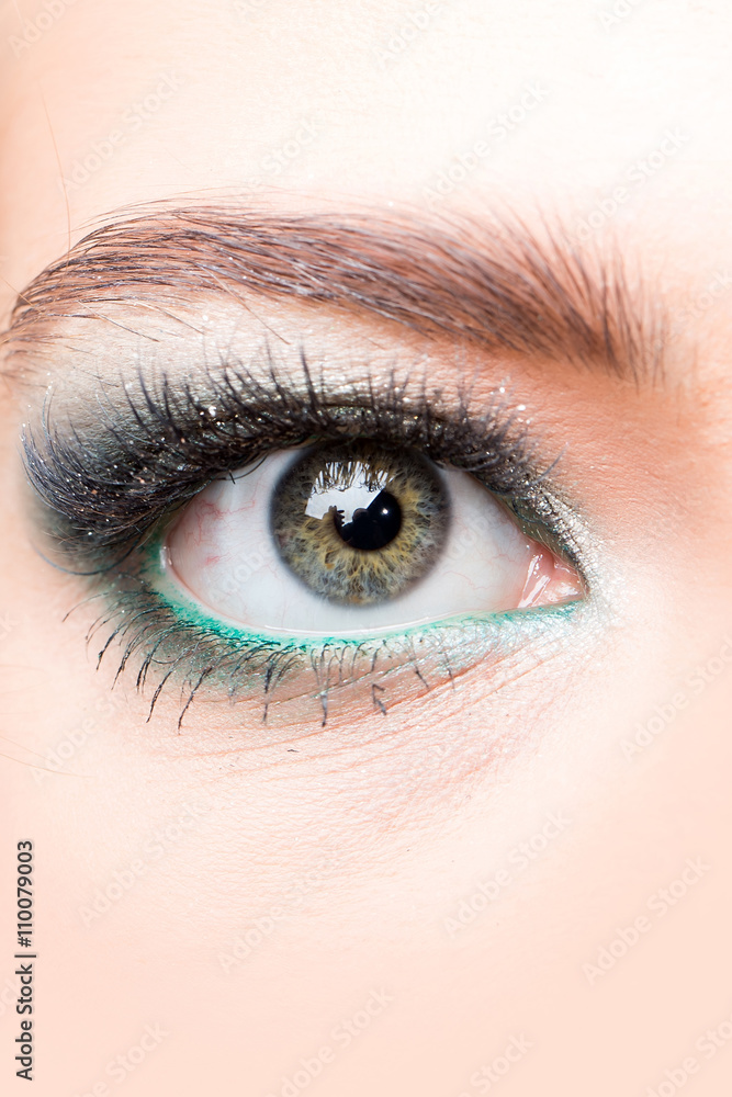 Obraz premium Open eye with makeup