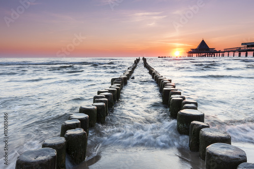 Seebrücke von Heringsdorf auf der Insel Usedom zum Sonnenaufgang