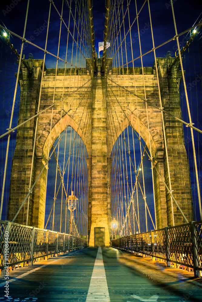 Naklejka premium Piękny Brooklyn Bridge w Nowym Jorku rozświetlił się nocą