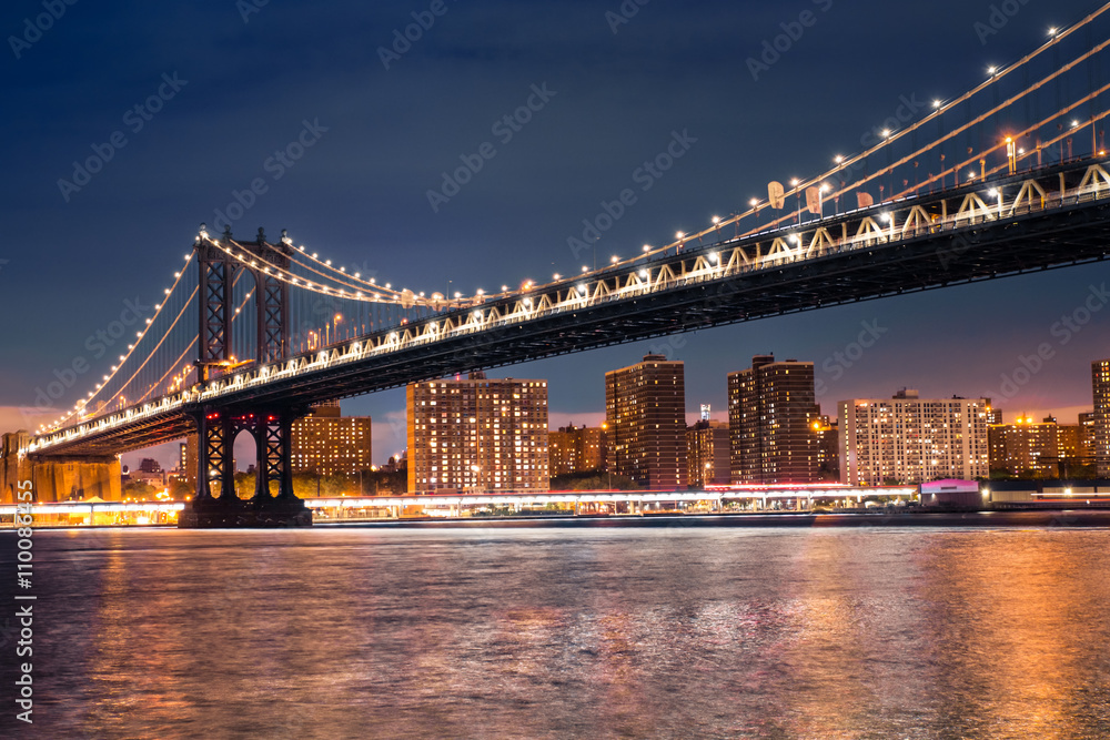 Fototapeta premium Piękny Manhattan Bridge z Brooklynu do Nowego Jorku oświetlony nocą