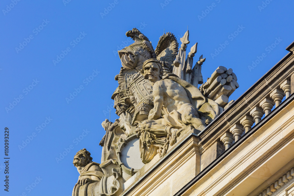 Berlin Unter den Linden Zeughaus Deutsches historisches Museum Dachschmuck Politik Geschichte altes Berlin verteidigung politisches berliner verteidigungspolitik wehrpolitik historisch historische DHM