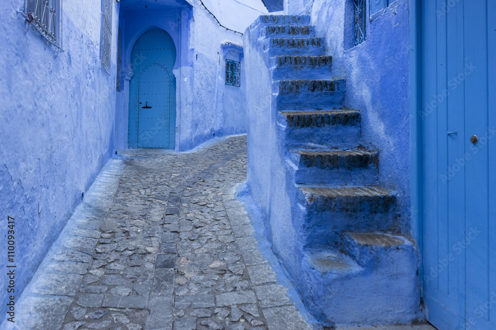 Viaje entre las hermosas calles de la ciudad azul de Chefchaouen en Marruecos Viaje entre las hermosas calles de la ciudad azul de Chefchaouen en Marruecos