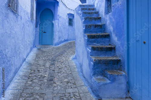 Viaje entre las hermosas calles de la ciudad azul de Chefchaouen en Marruecos