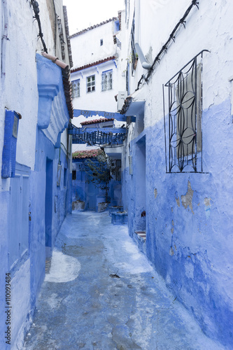 Viaje entre las hermosas calles de la ciudad azul de Chefchaouen en Marruecos © Antonio ciero