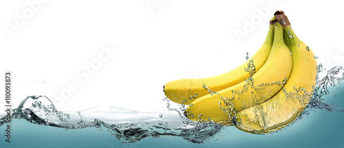 Fotografie Ripe bananas on a background of splashing water.