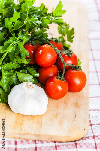 garlic tomatoes and parsley