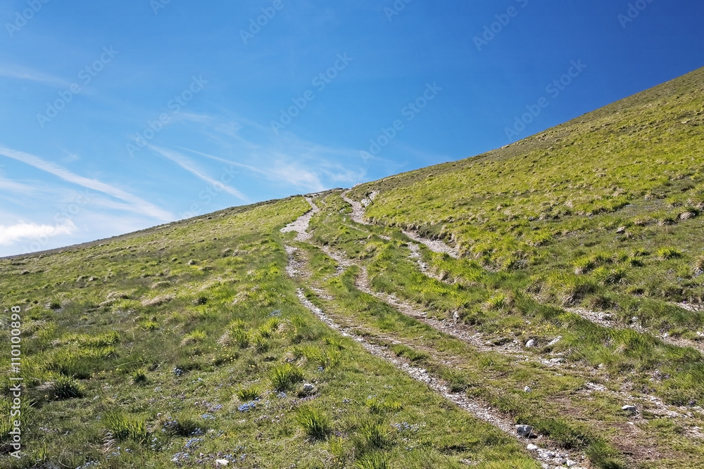 mountain trail, which runs along the edge of a plateau.