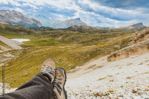 Hiker resting in mountains © Kotangens