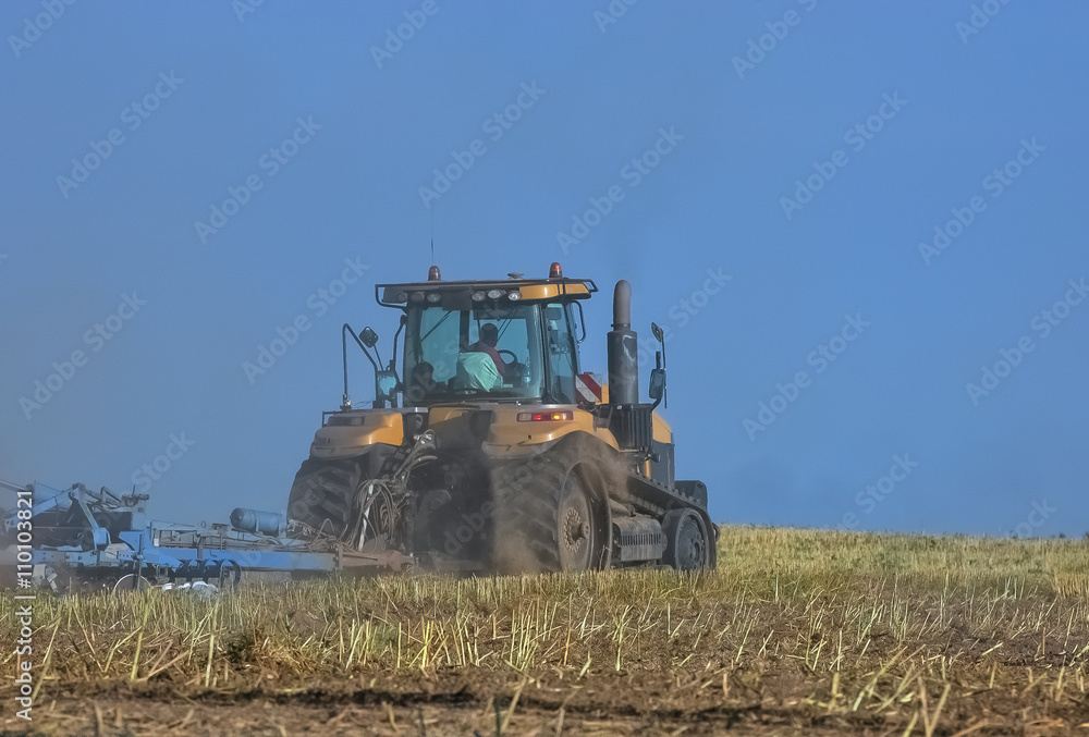 Fototapeta premium CIĄGNIK NA POLU - ROLNICTWO