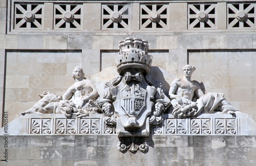 Detailaufnahme eines Reliefs am Gebäude mit Sculpturen im Stil des Monumentalismus photo