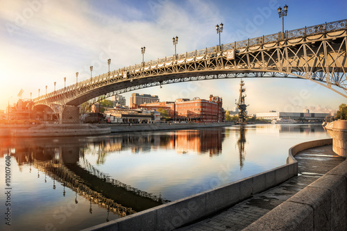 В стальных тисках моста In the grip of steel