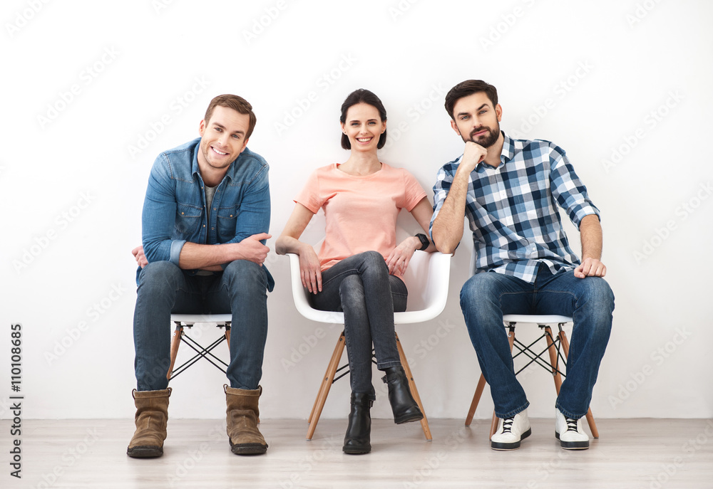 Obraz premium Cheerful three colleagues have sit with anticipation