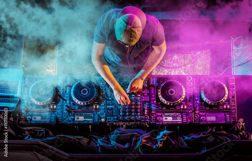 Canvas Print Charismatic disc jockey at the turntable
