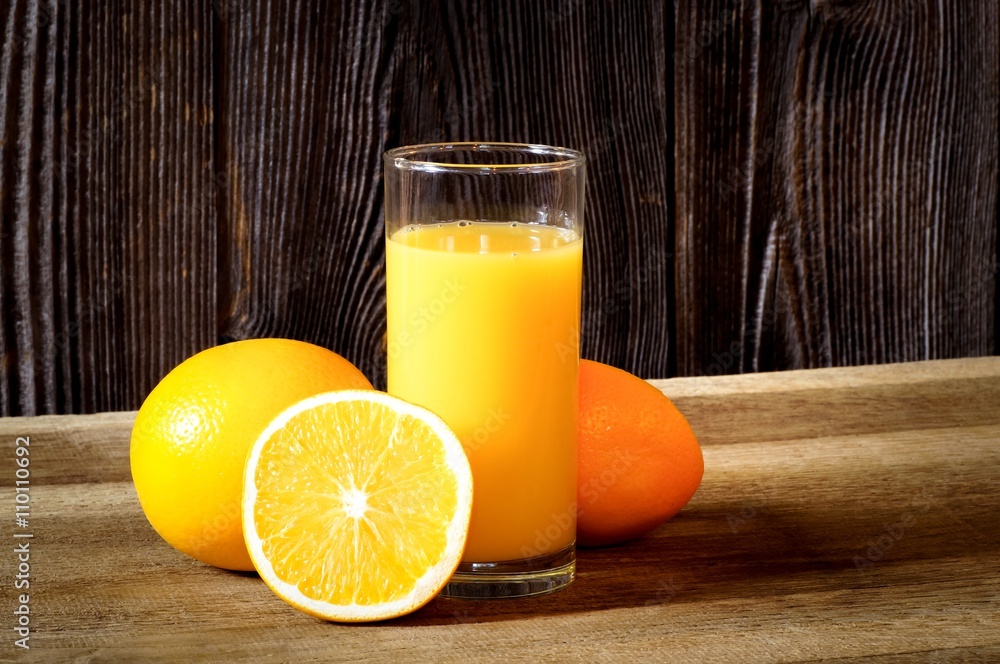 Vitaminreich - Glas Orangensaft mit Orangen auf einem Holztisch Stock-Foto  | Adobe Stock
