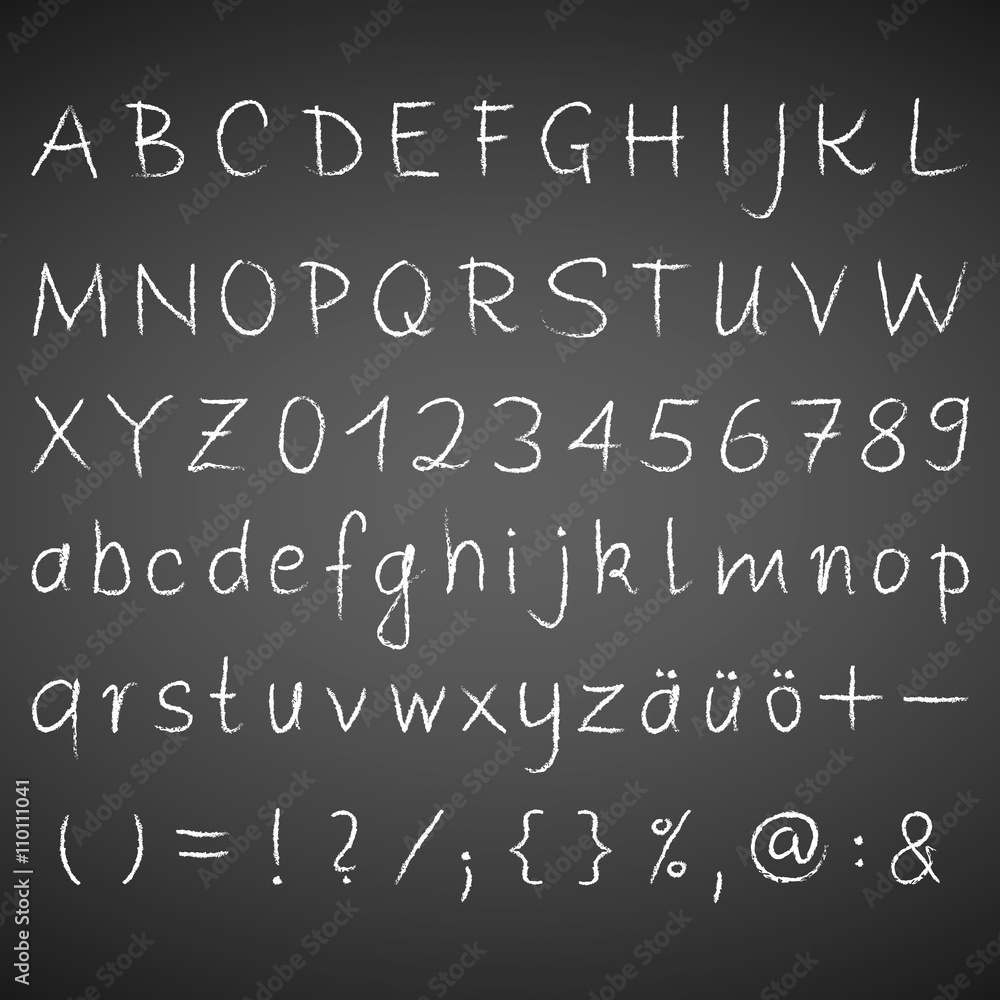 Alphabet, Zahlen, Zeichen, sonderzeichen in weißer Kreideschrift auf einer schwarzen Tafel. Alphabet, Zahlen, Zeichen, sonderzeichen in weißer Kreideschrift auf einer schwarzen Tafel.