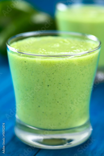 Erfrischender hausgemachter grüner Smoothie aus Avocado, Limone und Joghurt in einem Glas (Selektiver Fokus, Fokus auf die Vorderkante des Glasrandes)