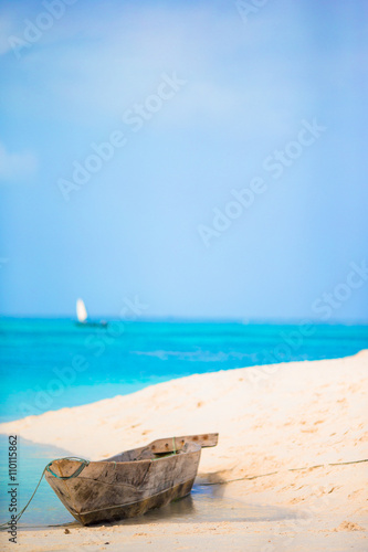 Fototapeta Naklejka Na Ścianę i Meble -  Old wooden dhow on white beach in the Indian Ocean 