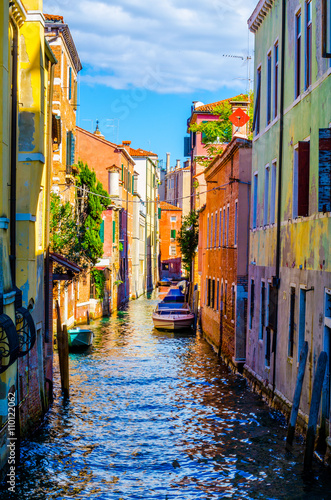 Fotografia View of a small channel during bright sunny day leading to the guidecca channel