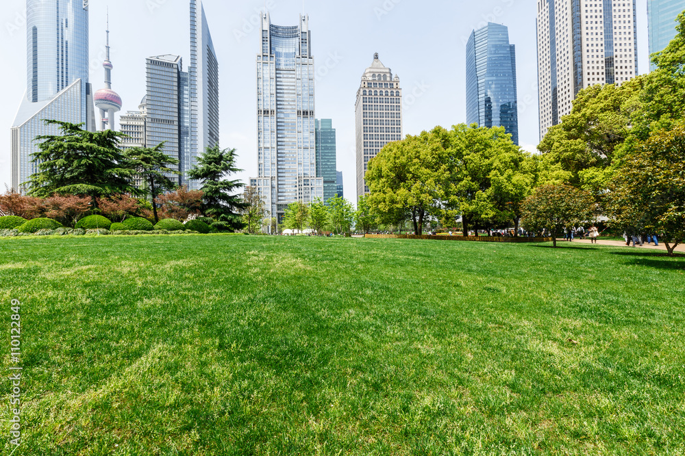 Fototapeta premium park greenbelt w centrum finansowym Lujiazui ， Szanghaju ， Chinach