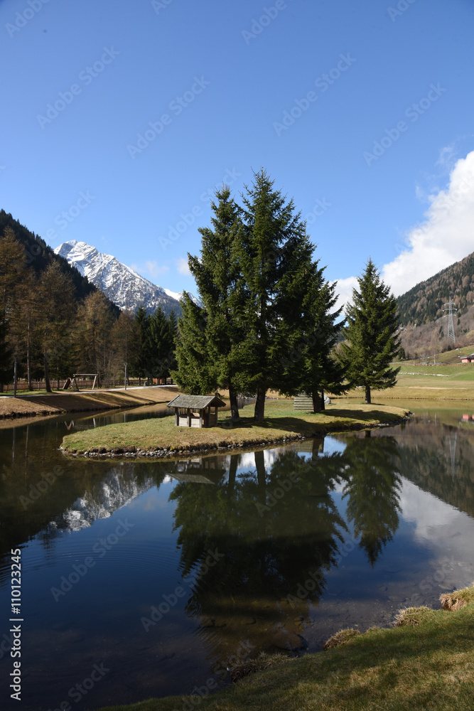 Fototapeta premium lago laghetto di montagna neve riflesso 