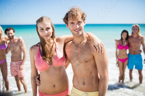  Friends having fun at the beach © WavebreakmediaMicro