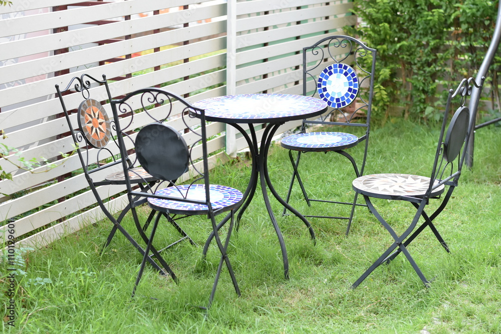 green garden with an outdoor coffee table.