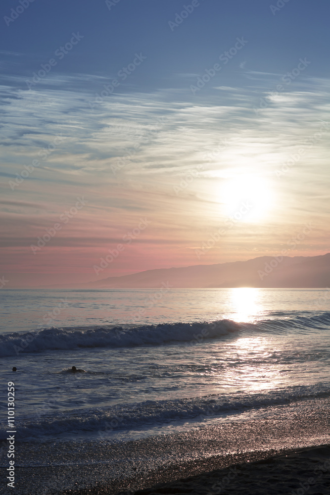 Obraz premium The Pacific ocean during sunset. Landscape with blue sea, the mountains and the dusk sky, the USA, Santa Monica.
