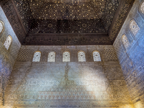 Maurisches Reliefdekor an Wänden und Fensterbögen im Nasridenpalast, Alhambra, UNESCO Weltkulturerbe, Granada, Andalusien, Spanien, Europa photo