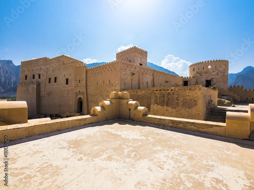 Fort Nakhl, oder Husn Al Heem, Festung, über Oase Nakhl auf Jebel Nakhl Massiv, historischer Lehmbau, Provinz Al-Batinah, Sultanat Oman, Golfstatt, Arabische Halbinsel, Naher Osten, Asien photo
