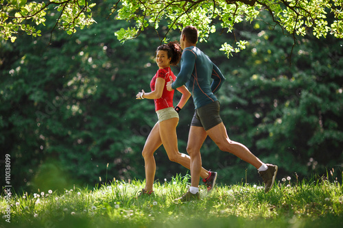 Photo Young couple jogging at the woods.Green environment.