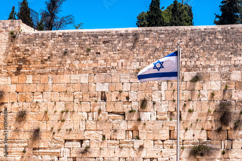 Foto The Western wall in Jerusalem with state flag of Israel.