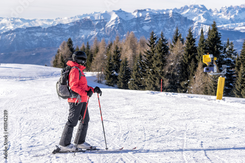 Картината върху платно Female skier enjoys view on italien slopes with beautiful mountains in distance