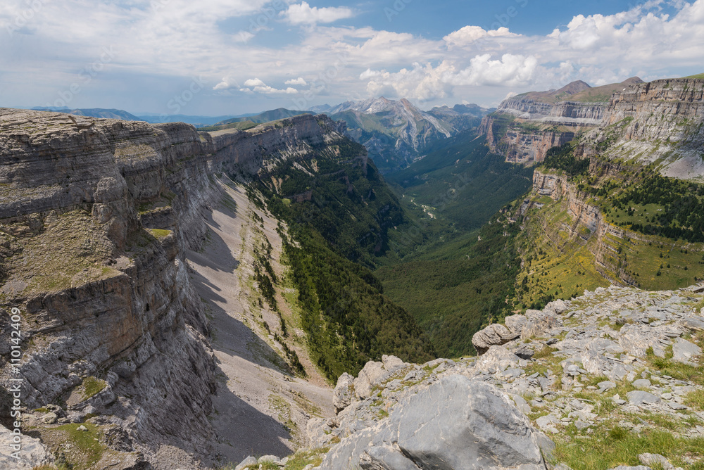 Obraz premium Beautiful landscape of Ordesa National Park, Pyrenees, Spain. Side view of Canyon.