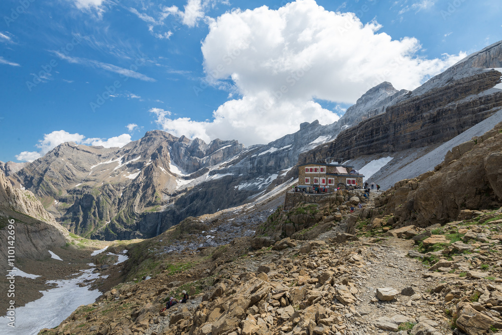 Obraz premium Hiking in Pyrenees mountains. Scenic shot of beautiful landscape with mountain hut near the Rolands Gap.