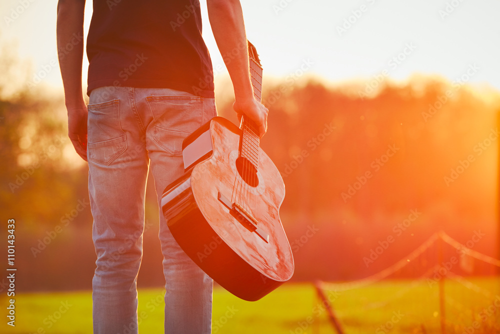 Naklejka premium Guy with guitar