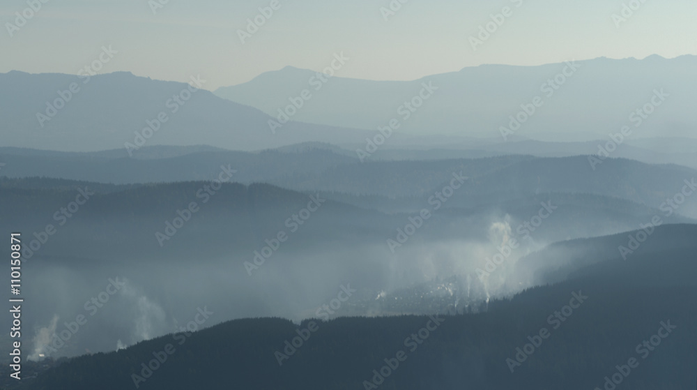 Уральские горы в тумане.