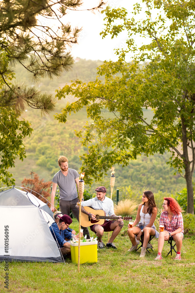 Obraz premium Young people in front of tent in nature